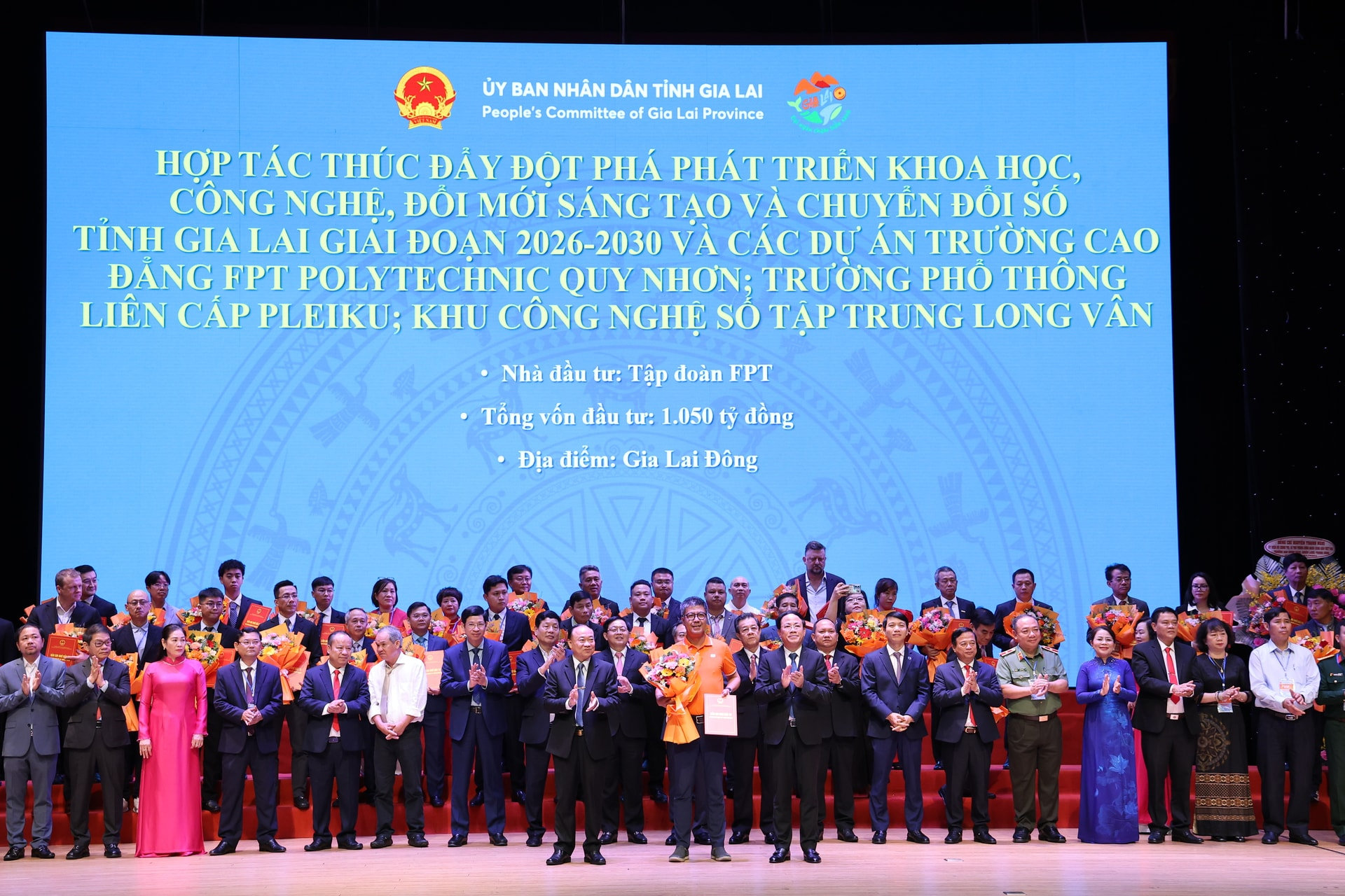Đại diện FPT nhận hợp tác thúc đẩy đột phá phát triển Khoa học, Công nghệ, Đổi mới sáng tạo và Chuyển đổi số tỉnh Gia Lai giai đoạn 2026-2030.
