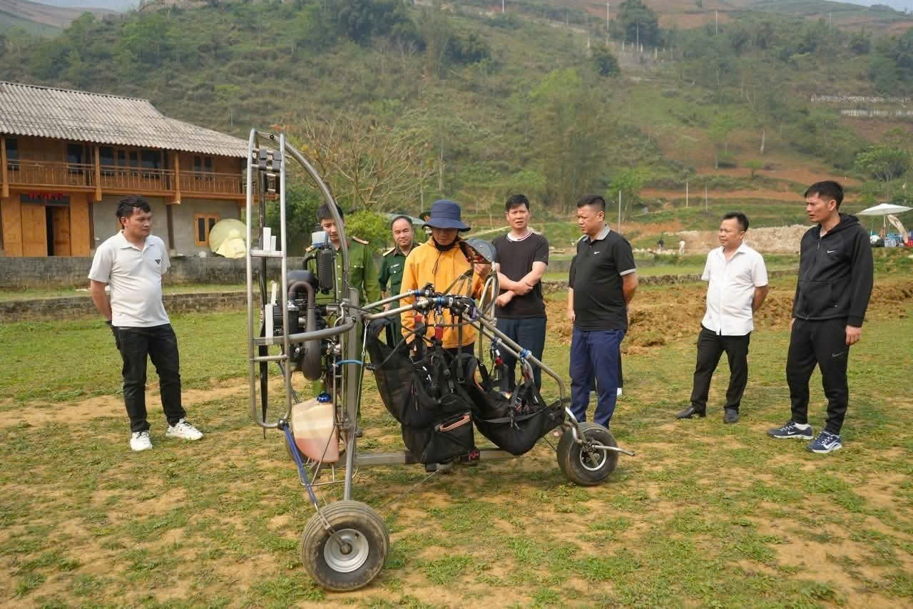 Đoàn công tác kiểm tra hoạt động dù lượn của Công ty TNHH Du lịch Thể thao Mây tại xã Tả Van. 30043.jpg