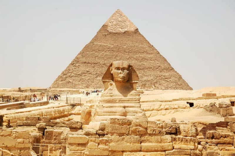 Quần thể kim tự tháp Giza bao gồm 3 khu phức hợp với tượng điêu khắc Đại nhân sư