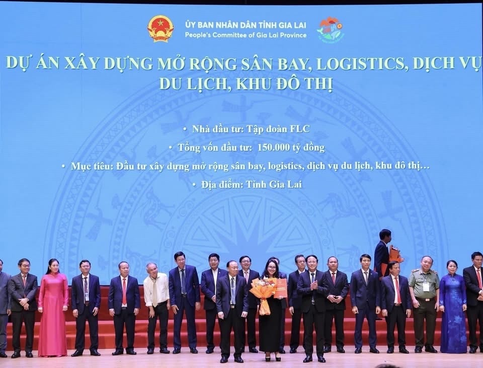FLC đề xuất đầu tư 150.000 tỷ đồng tại Gia Lai trong ngày Chủ tịch Trịnh Văn Quyết tái xuất, nhận luôn chủ trương dự án 8.200 tỷ - Ảnh 1.