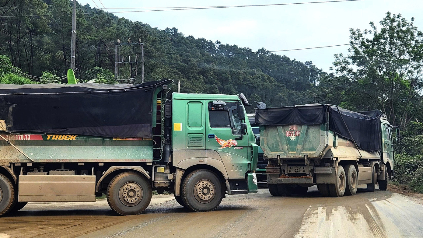 Đặc biệt, tuyến đường có phương tiện xe tải trọng lớn lưu thông nhiều làm gia tăng cảm giác bất an cho người tham gia giao thông. 8e3ff2ad3b1bb545ec0a-2502.jpg