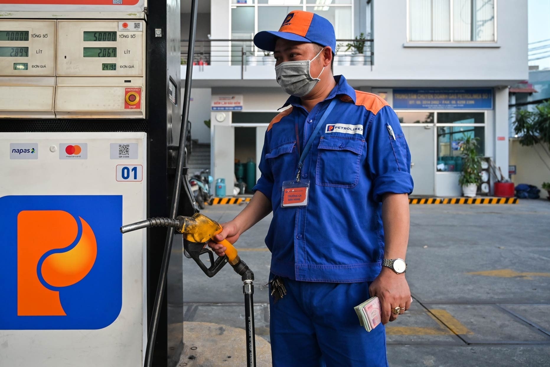 Lý giải nguyên nhân giá xăng giảm gần 10.000 đồng chỉ trong 2 ngày