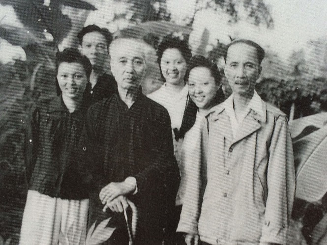 Tổng đốc Vi Văn Định (người cầm gậy) cùng gia đình trong kháng chiến (1953). Ảnh: Internet