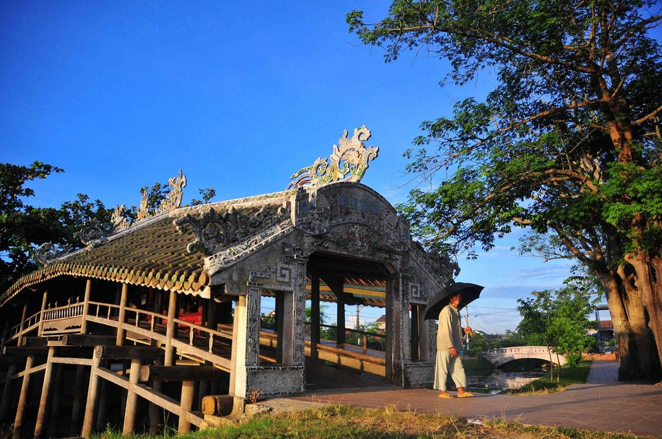 Cầu ngói Thanh Toàn hằng ngày vẫn phục vụ nhu cầu đi lại của nhân dân địa phương. (Ảnh- Minh Đức:TTXVN)