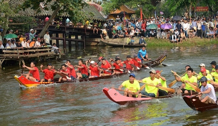 Đến với cầu ngói mùa lễ hội (Ảnh- T.Đ)