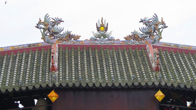 Kết cấu gỗ có mái ngói thanh lưu ly theo lối kiến trúc “thượng gia, hạ kiều” của cầu ngói Thanh Toàn. Ảnh:Tường Vi/TTXVN