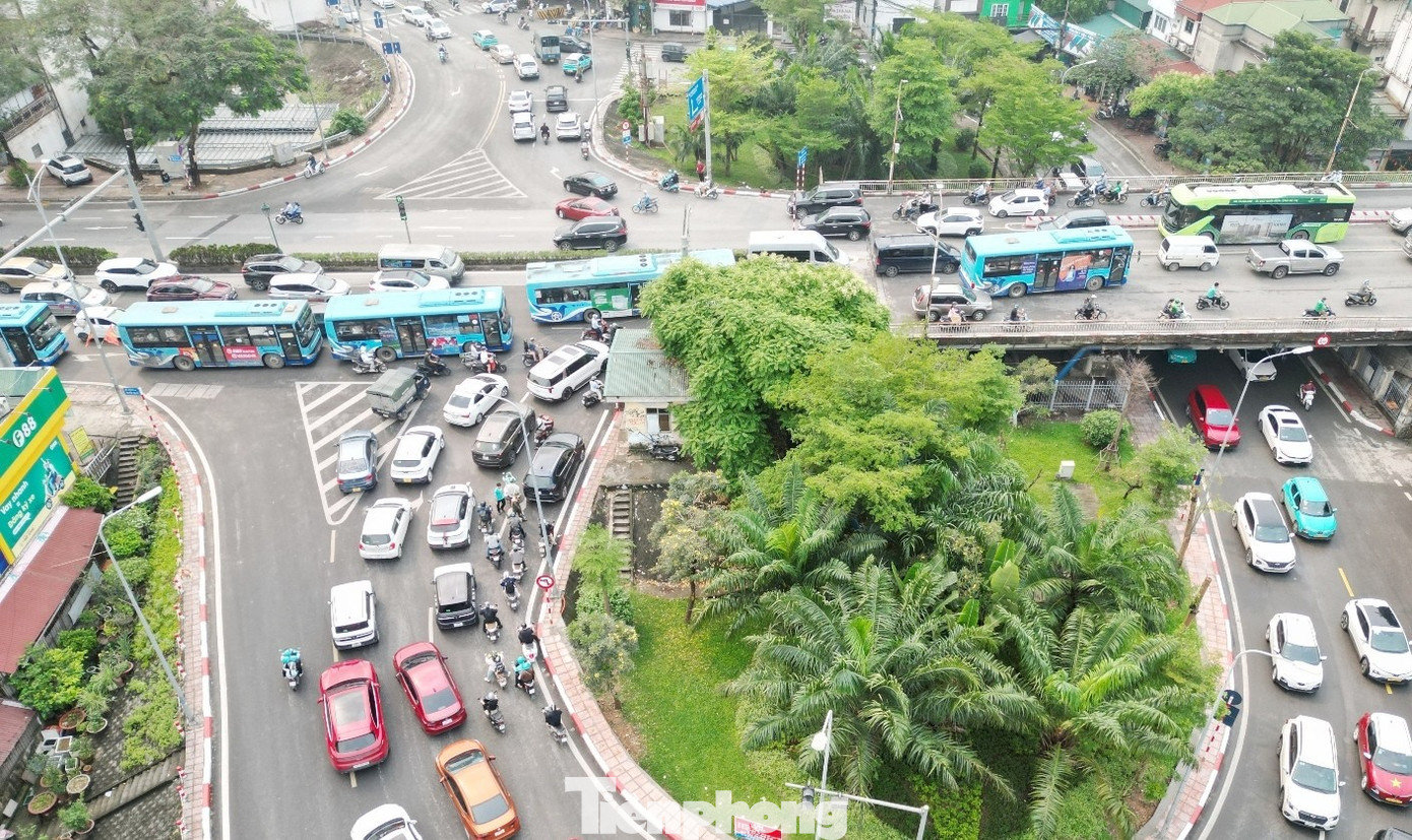 Nguyên nhân ùn tắc được lãnh đạo Đội CSGT số 5, Phòng CSGT Hà Nội cho biết, do vẫn còn nhiều xe chở khách trong đó có buýt lưu thông với tần suất cao qua cầu. Ùn tắc do cấm cầu Long Biên, cảnh sát phải điều tiết nhiều loại xe qua cầu Vĩnh Tuy - Ảnh 6.