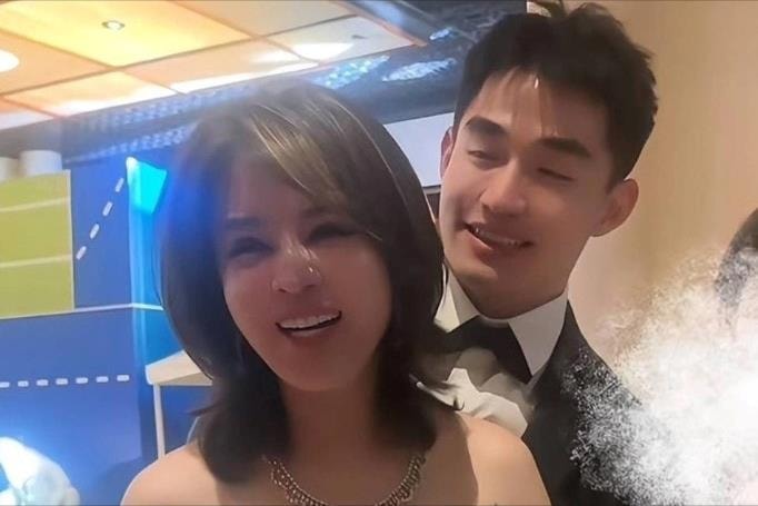 Nữ đại gia U60 gây ‘sốc’ khi tuyên bố kết hôn lần thứ 6, tặng của hồi môn 190 tỷ cho chồng kém 30 tuổi