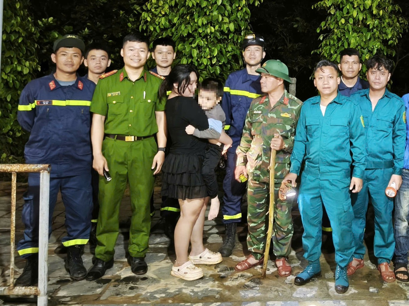 Lực lượng chức năng cùng người nhà tìm thấy bé trai 4 tuổi bị mất tích giữa núi đồi sau nhiều giờ tìm kiếm xuyên đêm. chau-be-mat-tich.jpg