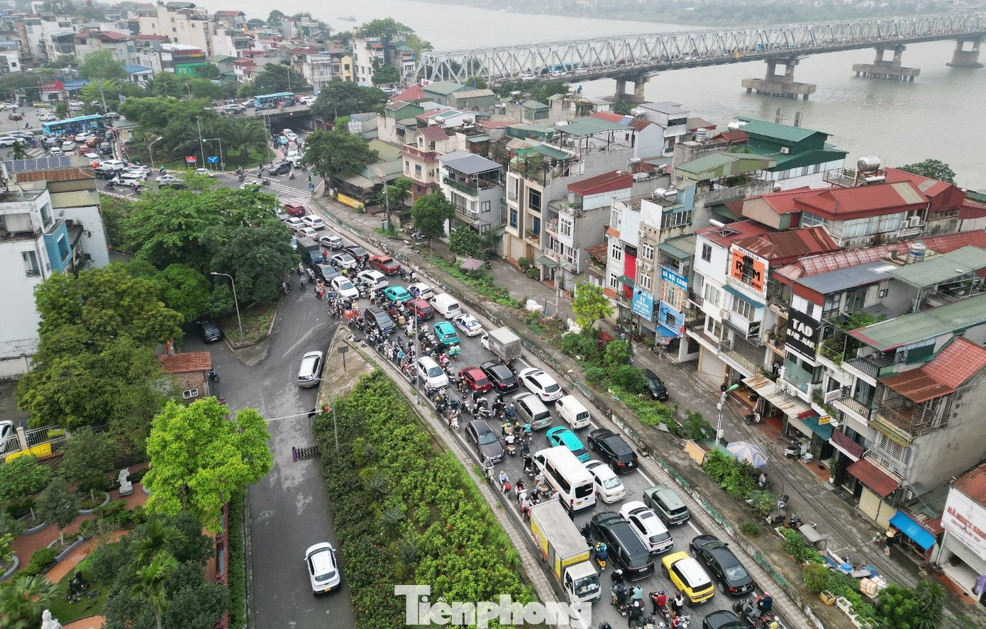 Đường Đê Xuân Quang - Long Biên tắc cứng cả hai chiều đường. Ùn tắc do cấm cầu Long Biên, cảnh sát phải điều tiết nhiều loại xe qua cầu Vĩnh Tuy - Ảnh 3.