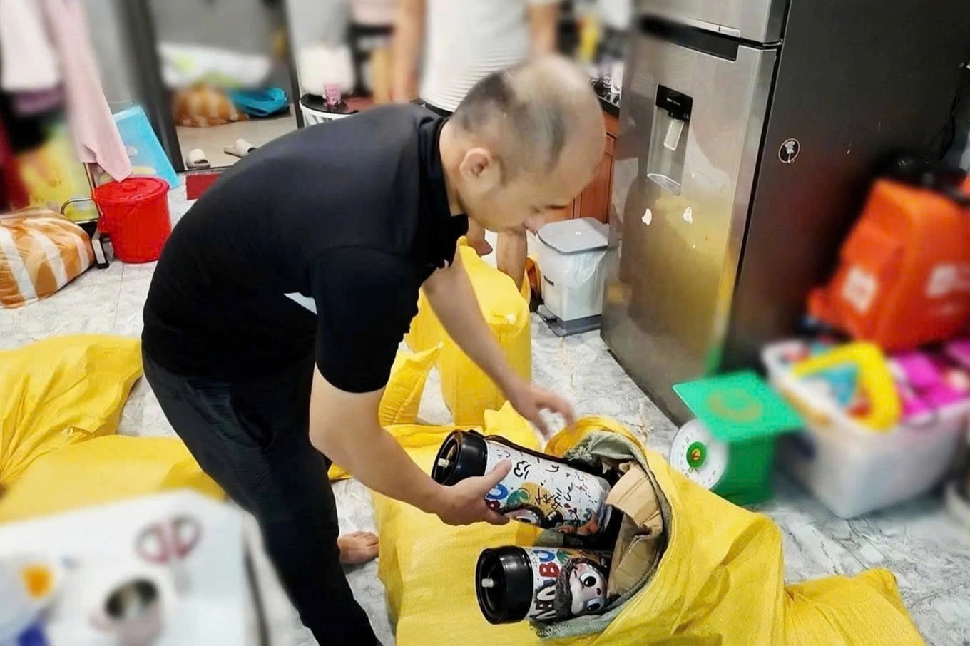 Triệt phá ổ giao dịch hàng cấm quy mô lớn: Thu giữ hơn 800 bình N2O