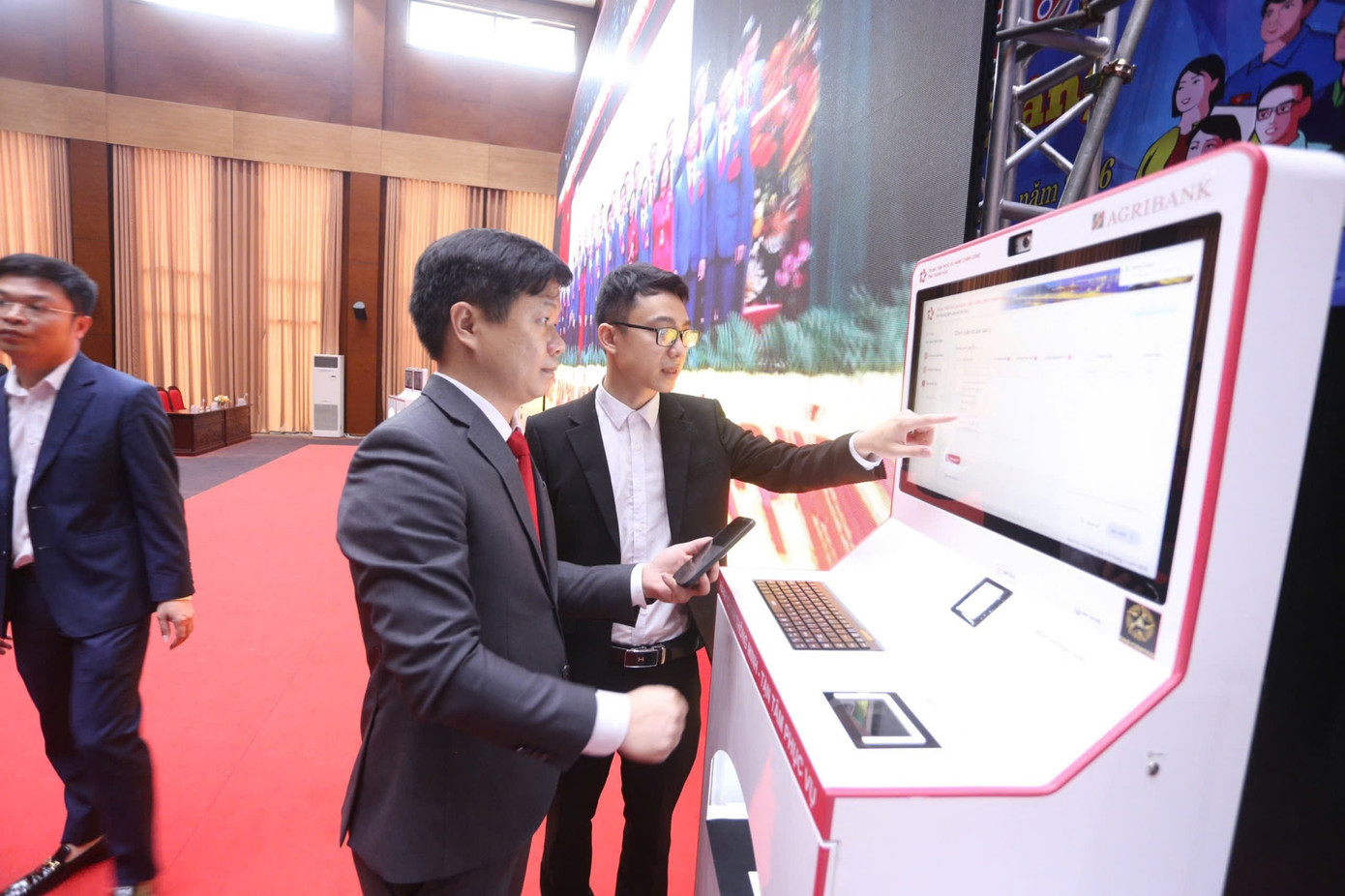 Thanh Hóa thí điểm Kiosk thông minh, làm thủ tục hành chính trong vài phút - Ảnh 3.