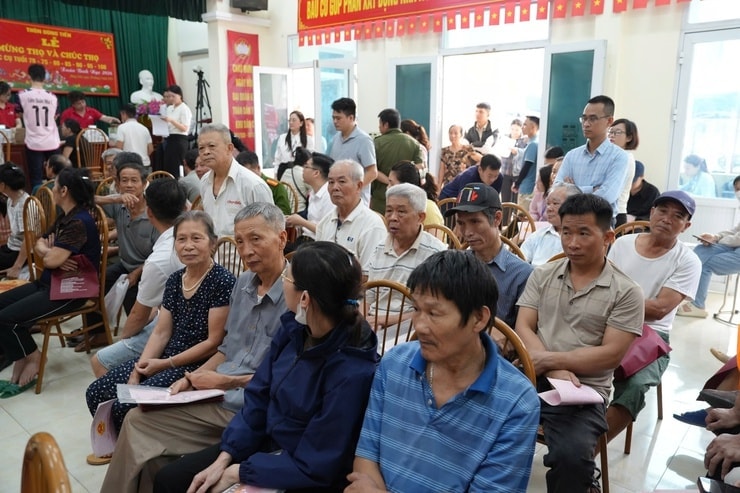 Người dân xếp hàng chật kín nhà văn hoá để nhận tiền bồi thường tại đại dự án 925.000 tỷ đồng của Vingroup - Ảnh 1.