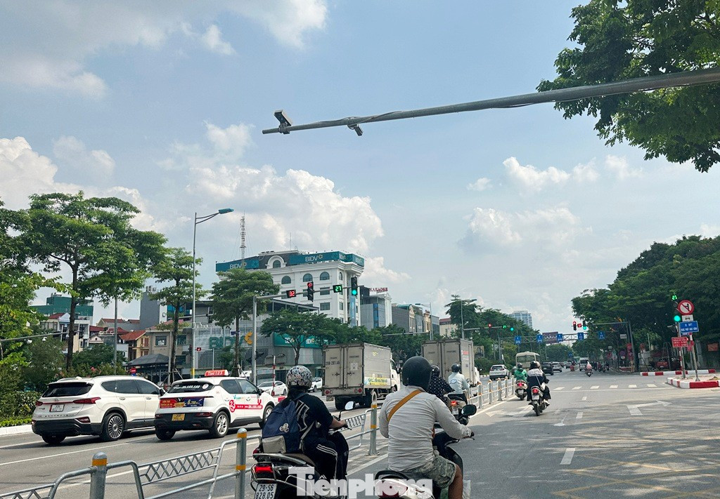 Tuyến đường Võ Chí Công và hệ thống camera giám sát được lắp theo dõi xe lưu thông. Lắp đặt camera AI trên đường Phạm Văn Đồng, Võ Chí Công - Ảnh 1.