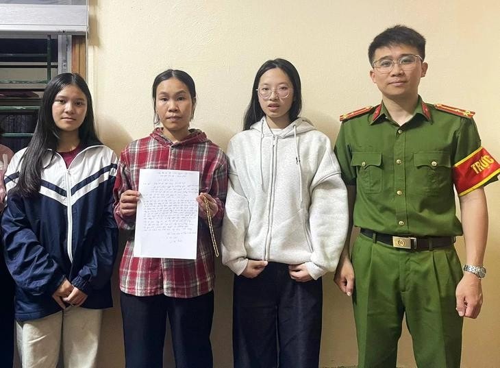 Chị Biên nhận lại tài sản sau khi bị đánh rơi. Nhặt được 5 chỉ vàng, hai nữ sinh trình báo công an - Ảnh 1.