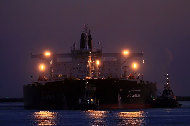 Tập đoàn Dầu khí Kuwait thông báo, Al Salmi, tàu chở dầu thô cỡ lớn, bị máy bay không người lái Iran, tấn công vào khoảng 0 giờ 10 phút ngày 31/3/2026 khi đang neo đậu ngoài khơi cảng Dubai. Vụ không kích gây hỏa hoạn, hư hại thân tàu và nguy cơ tràn dầu. Ảnh: Maritime Optima. Các nước Vùng Vịnh bất ngờ thúc giục Mỹ leo thang chiến tranh Iran: Cơ hội lịch sử hay rủi ro toàn cầu? - Ảnh 2.