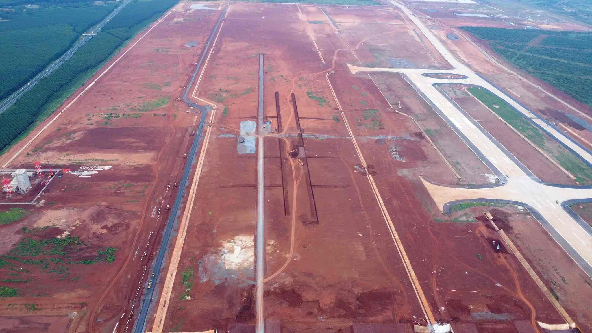 Chỉ 3 tháng nữa, hoàn thành xây dựng đường cất hạ cánh thứ 2 của siêu sân bay- Ảnh 2. Chỉ 3 tháng nữa, hoàn thành xây dựng đường cất hạ cánh thứ 2 của siêu sân bay- Ảnh 2.