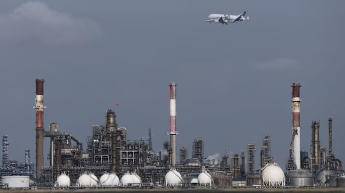 Lượng nhiên liệu máy bay nhập khẩu của châu Âu giảm mạnh vì xung đột Trung Đông. (Ảnh: Reuters) Liên minh châu Âu chuẩn bị cho gián đoạn kéo dài, 194 tỷ USD 'bốc hơi' khỏi Trung Đông - Ảnh 1.