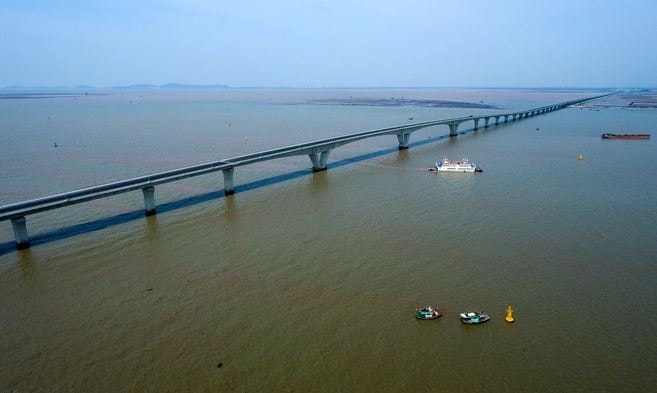 Lần đầu tiên trong lịch sử, Việt Nam làm cầu vượt biển dài 18km với tổng vốn gần 26.000 tỷ: TOP 3 Đông Nam Á, xóa bỏ hoàn toàn kỷ lục trước đó- Ảnh 1.