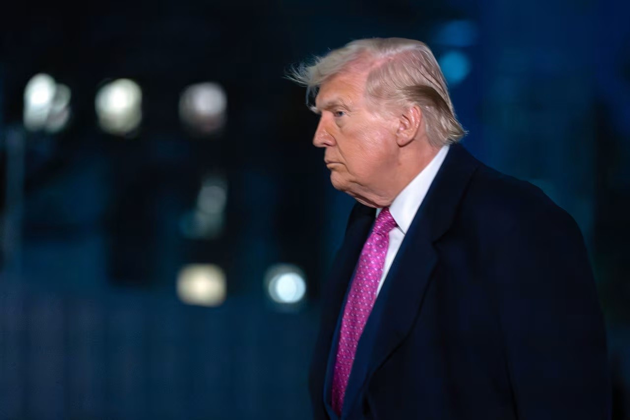 Tổng thống Mỹ Donald Trump đi bộ trên bãi cỏ phía Nam khi đến Nhà Trắng hôm 30/3. Ảnh: AP. Các nước Vùng Vịnh bất ngờ thúc giục Mỹ leo thang chiến tranh Iran: Cơ hội lịch sử hay rủi ro toàn cầu? - Ảnh 3.
