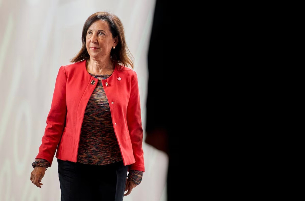 Bộ trưởng Quốc phòng Tây Ban Nha Margarita Robles. (Ảnh: Reuters) Tây Ban Nha đóng cửa không phận với máy bay Mỹ tấn công Iran - Ảnh 1.