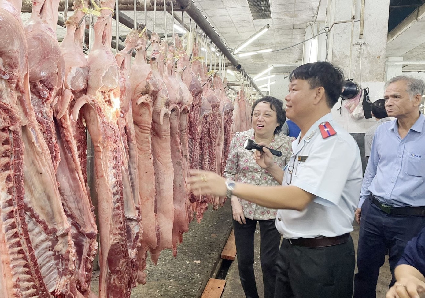 Thủ tướng yêu cầu chấn chỉnh kiểm soát giết mổ gia súc, thay thế cán bộ vi phạm - Ảnh 1.