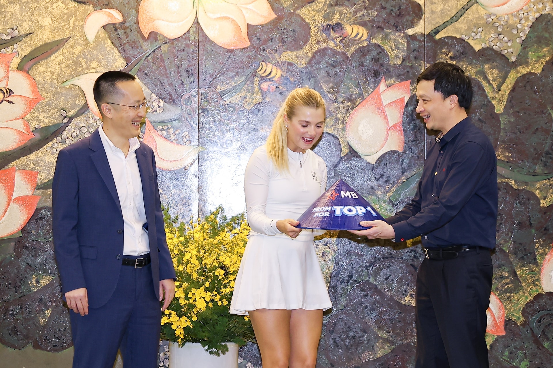 Khi ‘Top 1 tốc độ’ hội ngộ: VĐV số 1 thế giới Anna Leigh Waters đến MB - ngân hàng cấp vốn nhanh nhất cho doanh nghiệp - Ảnh 1.