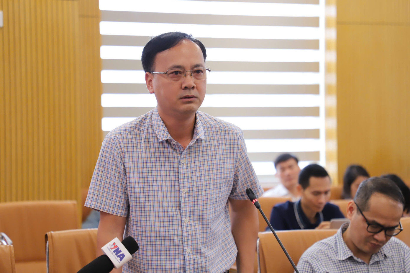 Ông Phan Quang Minh, Phó Cục trưởng Cục Chăn nuôi - Thú y, Bộ Nông nghiệp và Môi trường chia sẻ tại Họp báo sáng 1/4. Bộ NN&MT lên tiếng về vụ tuồn 300 tấn lợn bệnh vào trường học - Ảnh 1.