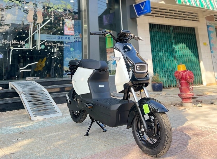 Cận cạnh xe máy điện có bàn đạp của VinFast tại đại lý, giá rẻ cạnh tranh với loạt đối thủ từ Yadea