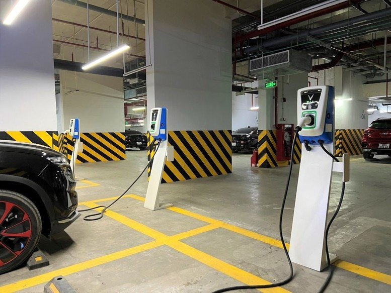 Thủ tướng chỉ đạo phát triển trạm sạc xe điện tại các khu chung cư (ảnh minh họa). Thủ tướng chỉ đạo phát triển trạm sạc xe điện tại chung cư - Ảnh 1.