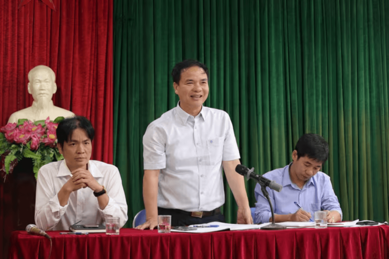 Người dân ngồi chật kín nhà văn hóa để nhận thông tin mức giá bồi thường tại siêu dự án 925.000 tỷ của Vingroup- Ảnh 2. Người dân ngồi chật kín nhà văn hóa để nhận thông tin mức giá bồi thường tại siêu dự án 925.000 tỷ của Vingroup- Ảnh 2.