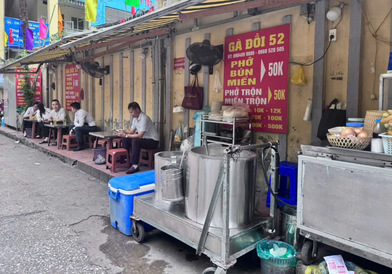 Giá xăng dầu giảm, vì sao dịch vụ ăn uống 'đua' tăng? - Ảnh 2.