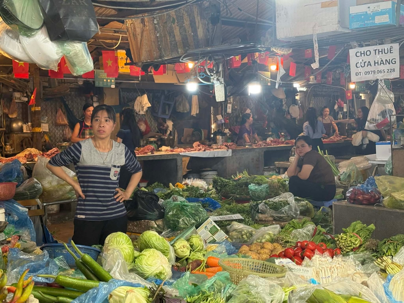 Giá xăng dầu giảm, vì sao dịch vụ ăn uống 'đua' tăng? - Ảnh 1.