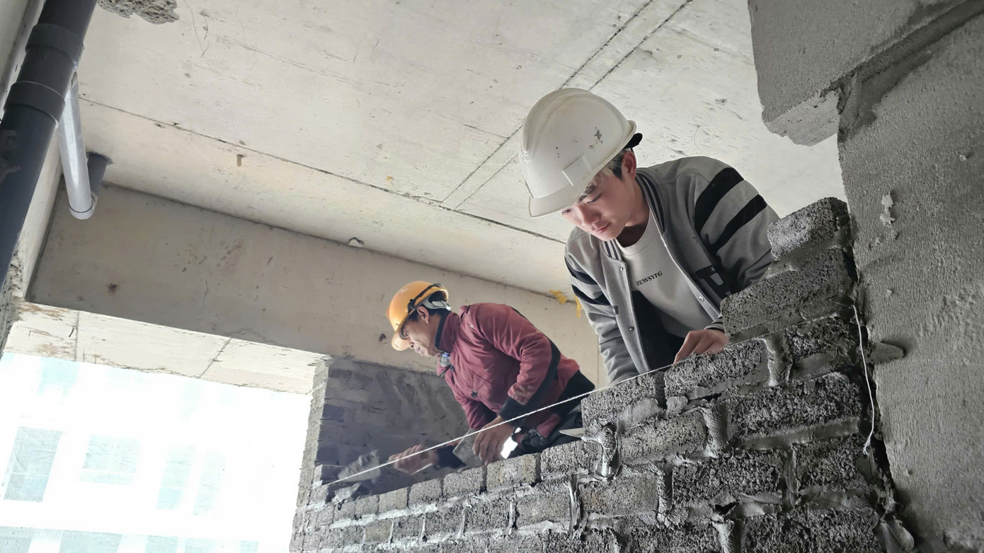 Biến động giá vật liệu xây dựng đang ảnh hưởng đáng kể tới tiến độ thi công dự án. 'Bão giá' vật liệu xây dựng, nhiều người không dám xây nhà - Ảnh 2.