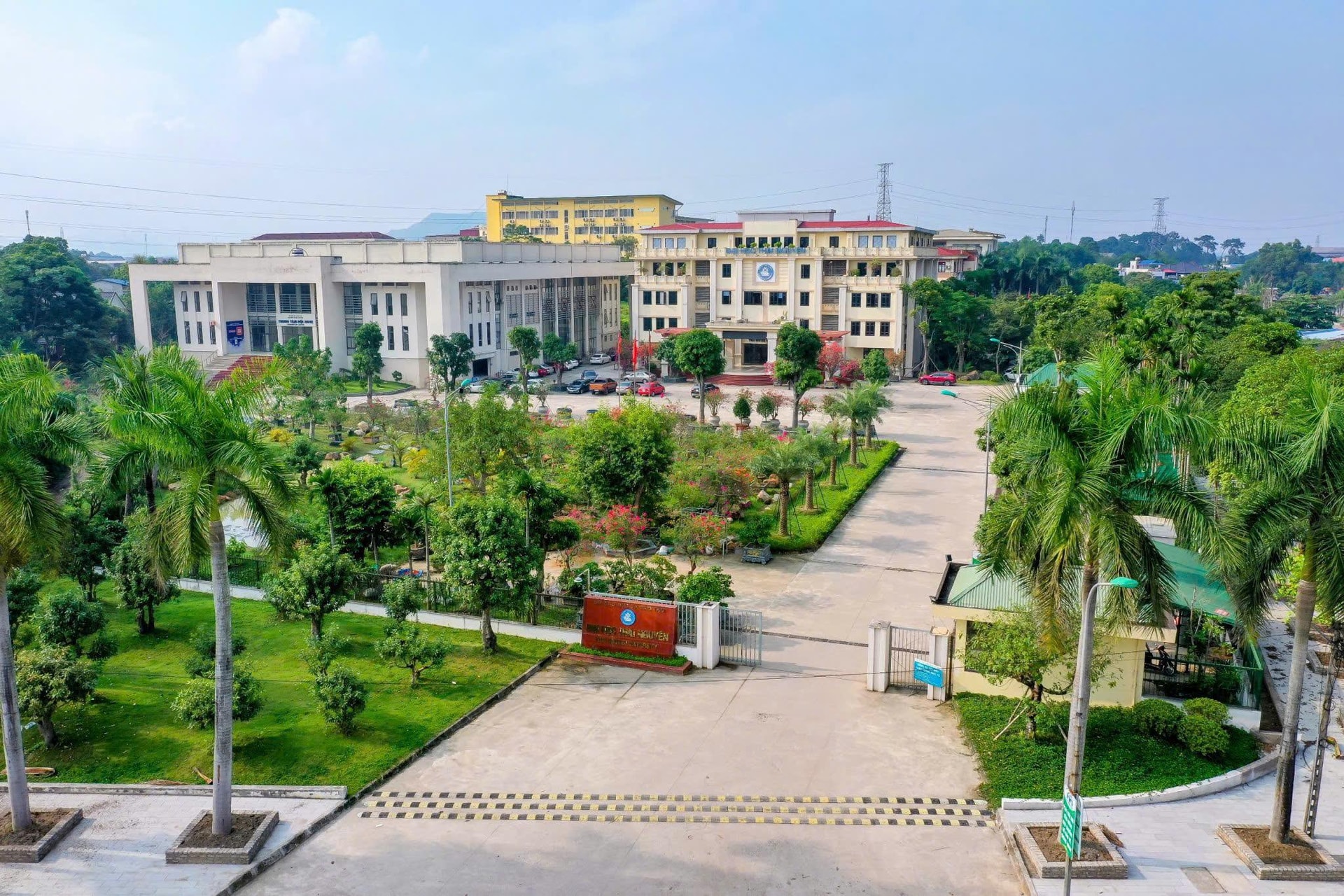 Đại học vùng quy mô lớn nhất Việt Nam, có hơn 200 Giáo sư, Phó Giáo sư, 1.005 Tiến sĩ, phấn đấu lọt top 500 trường hàng đầu châu Á