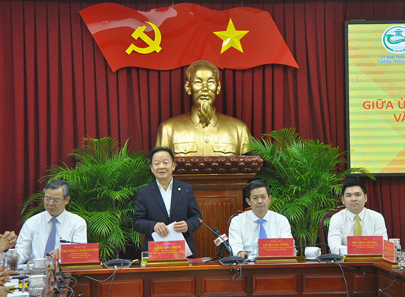 Doanh nhân Đỗ Quang Hiển tại buổi ký kết. Nguồn ảnh: Báo Cần Thơ Doanh nhân Đỗ Quang Hiển tại buổi ký kết. Nguồn ảnh: Báo Cần Thơ