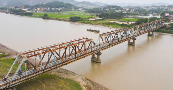 Chỉ vài tháng nữa, cây cầu thay thế cây cầu duy nhất ở Việt Nam có đường sắt chung đường bộ chính thức vận hành
