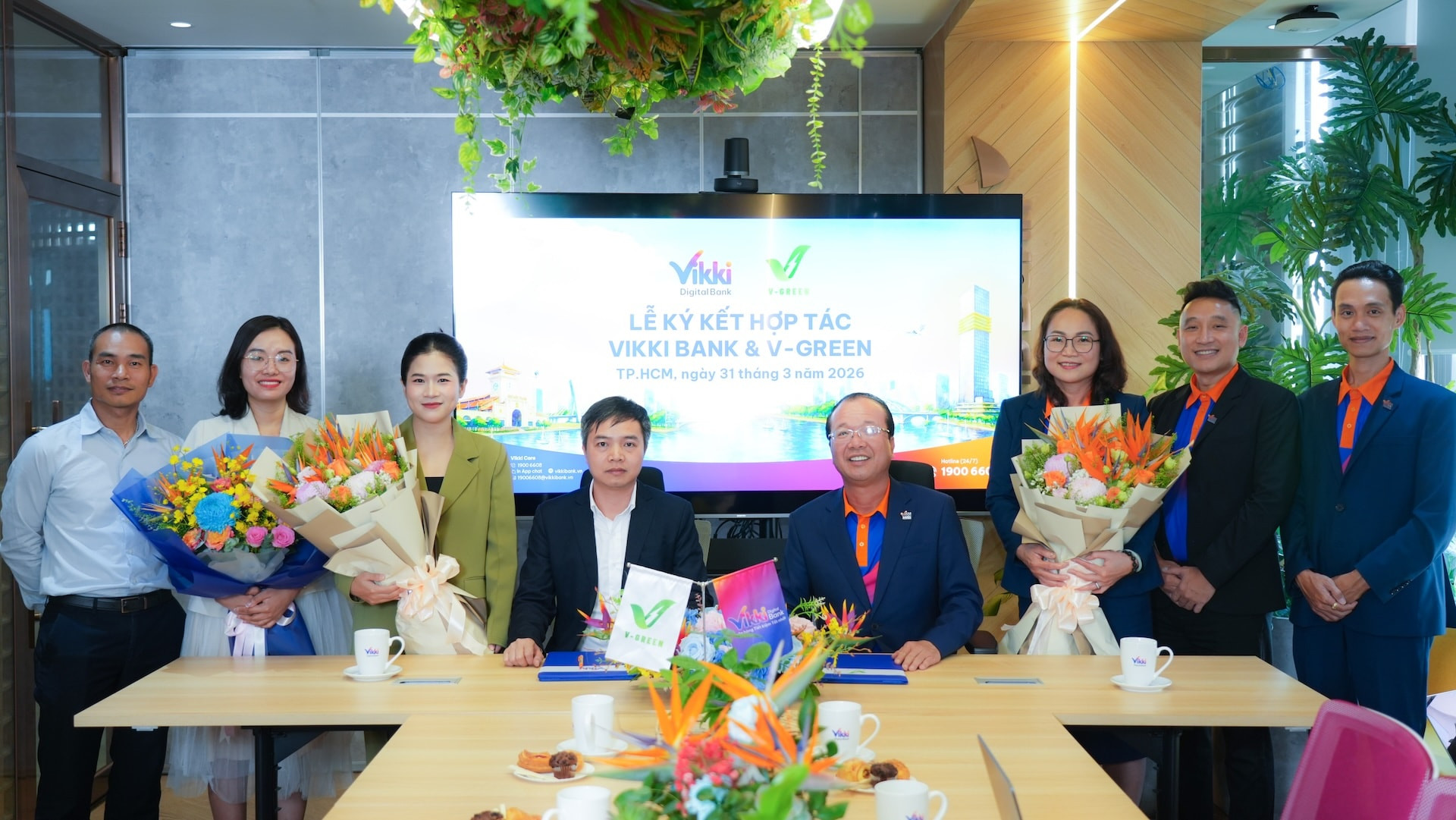 Ngân hàng của tỷ phú Nguyễn Thị Phương Thảo tuyên bố hỗ trợ ông Phạm Nhật Vượng xây dựng 500.000 trạm sạc xe điện - Ảnh 1.