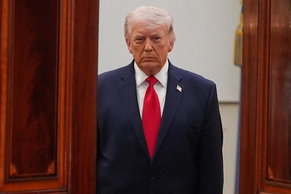 Tổng thống Mỹ Donald Trump trước khi bắt đầu bài phát biểu tại Nhà Trắng, tối 1/4. (Ảnh: Reuters) Bài phát biểu của Tổng thống Mỹ là 'chiến thắng của Iran'? - Ảnh 1.
