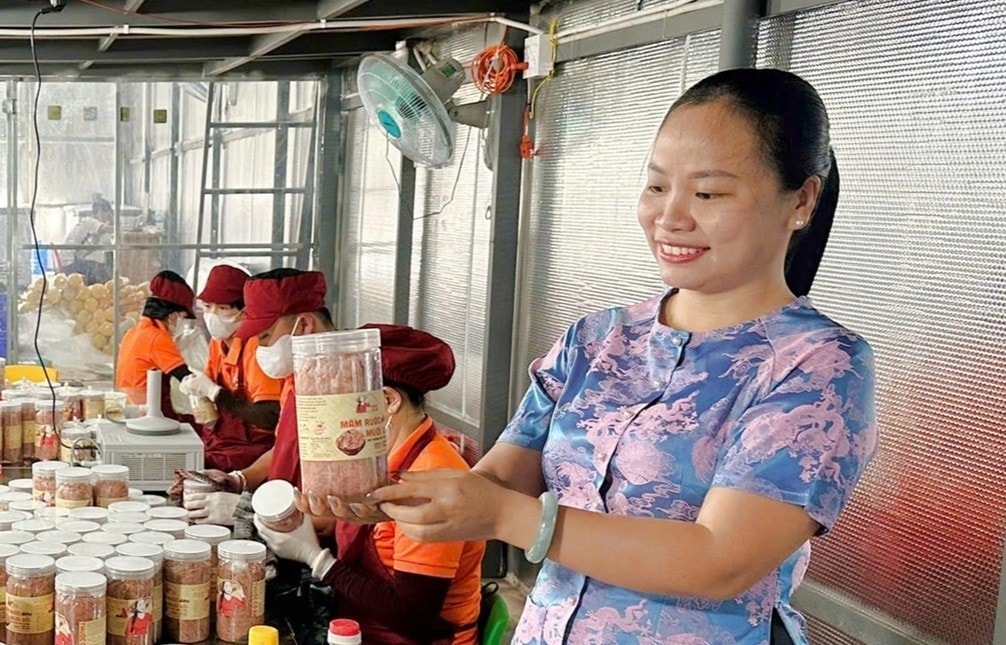 Bỏ công việc văn phòng 8 tiếng đằng đẵng/1 ngày, 9X về quê bán mặt hàng ai cũng có thể dùng, doanh thu gần 1,5 tỷ mỗi năm và giúp được 10 người