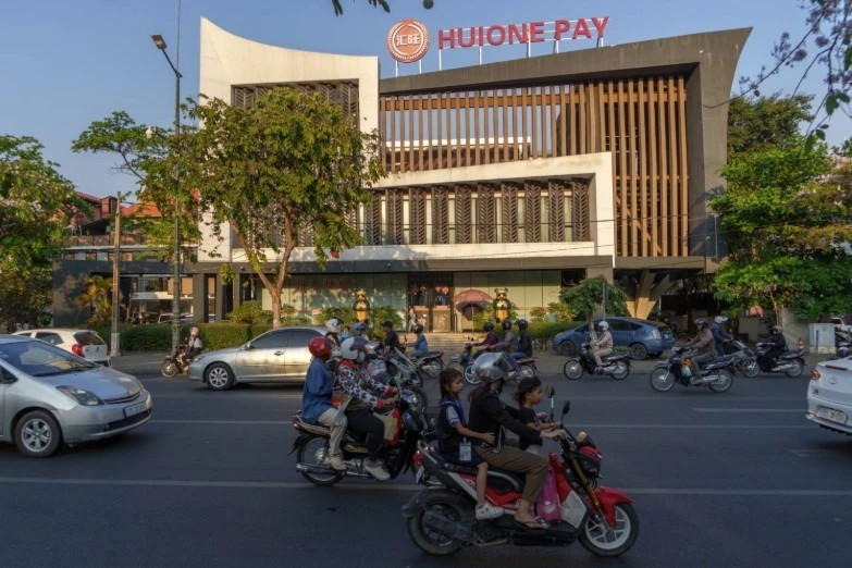 Campuchia dẫn độ trùm rửa tiền sang Trung Quốc - Ảnh 1.