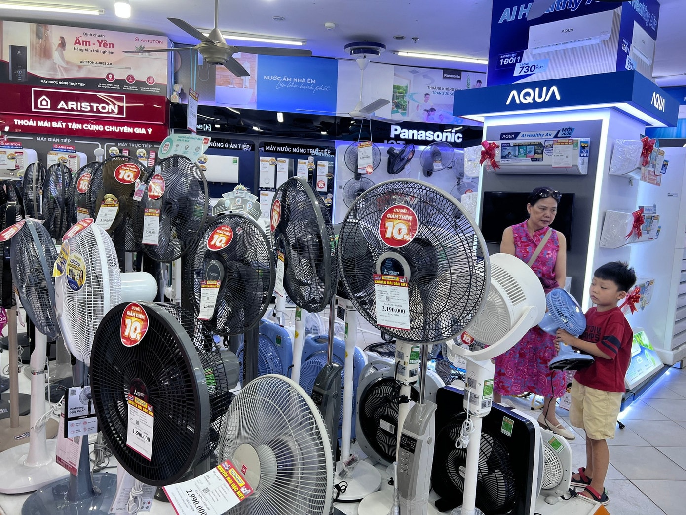 Điện lạnh ‘cháy hàng’ mùa nắng nóng, dân TPHCM xuống tiền mua gì? - Ảnh 1.
