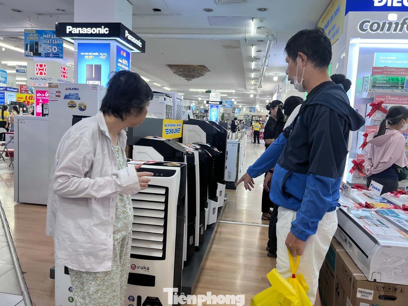 Điện lạnh ‘cháy hàng’ mùa nắng nóng, dân TPHCM xuống tiền mua gì? - Ảnh 4.