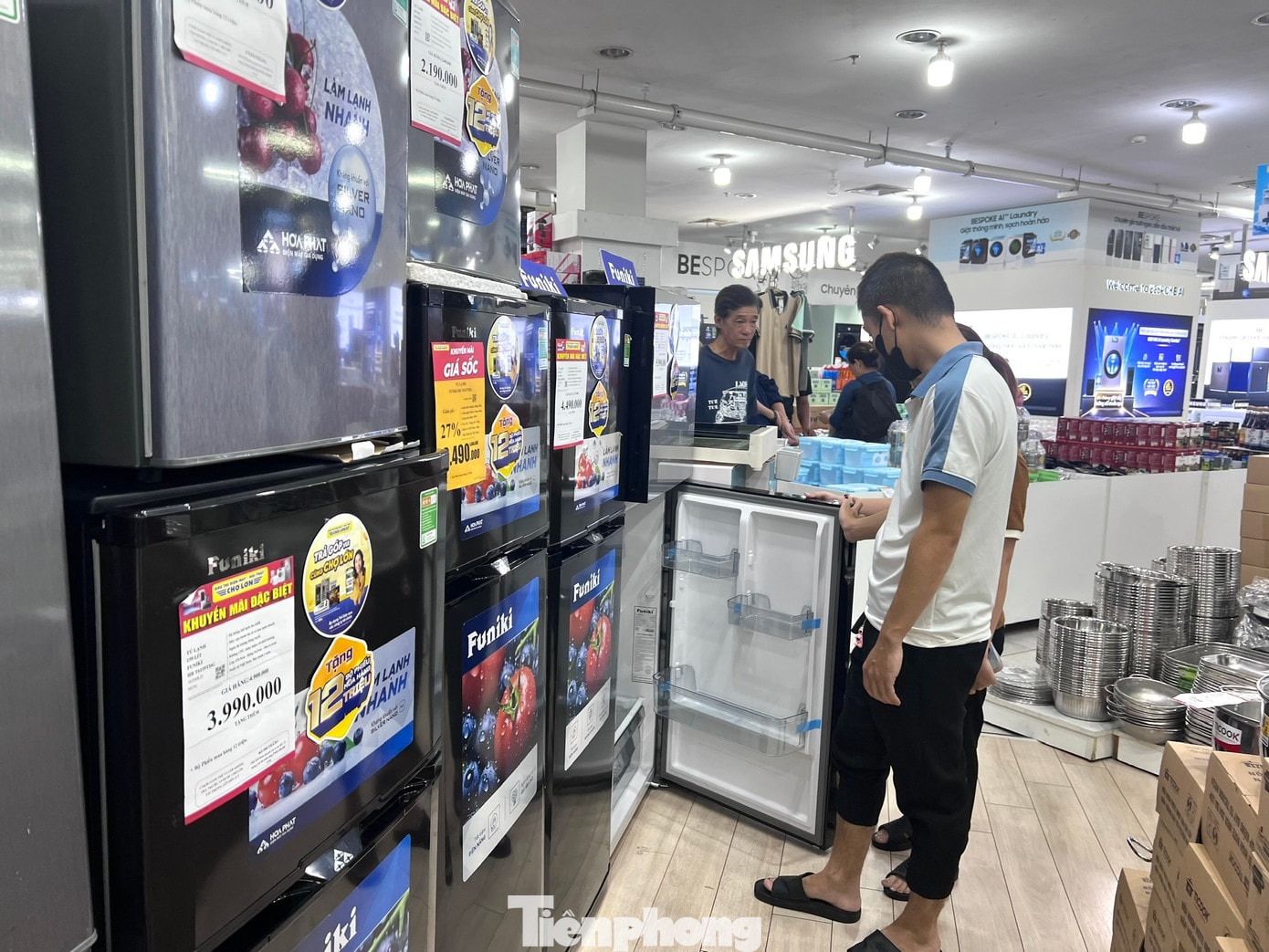 Điện lạnh ‘cháy hàng’ mùa nắng nóng, dân TPHCM xuống tiền mua gì? - Ảnh 2.