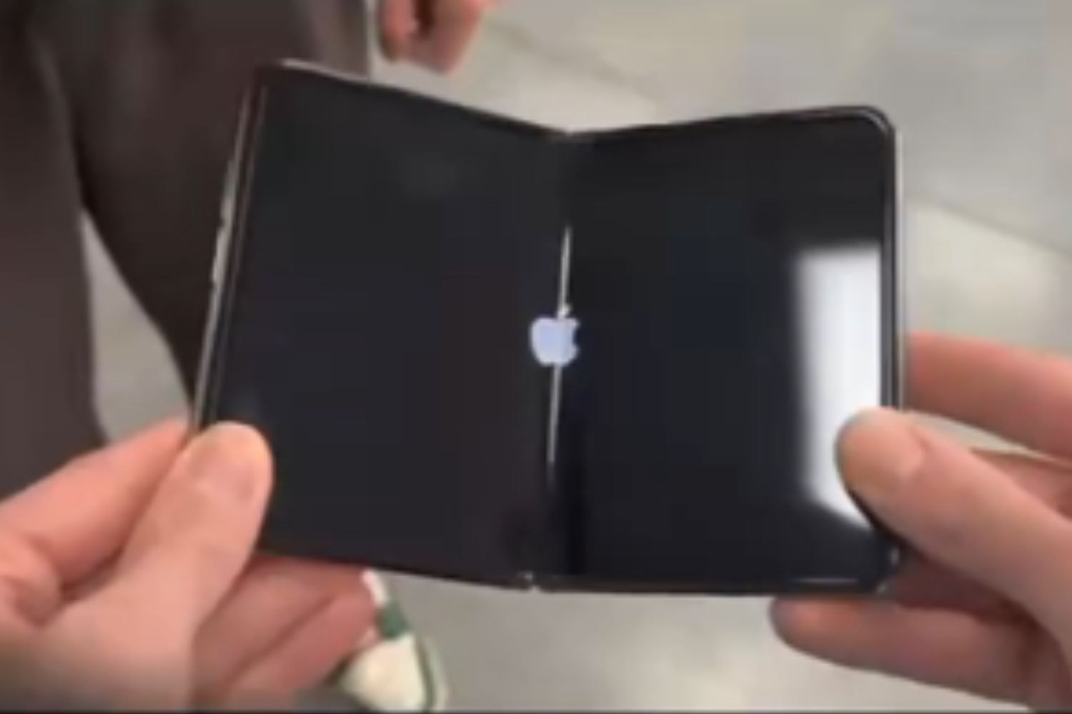 Lộ diện video iPhone Fold: Thiết kế màn hình rộng khác biệt