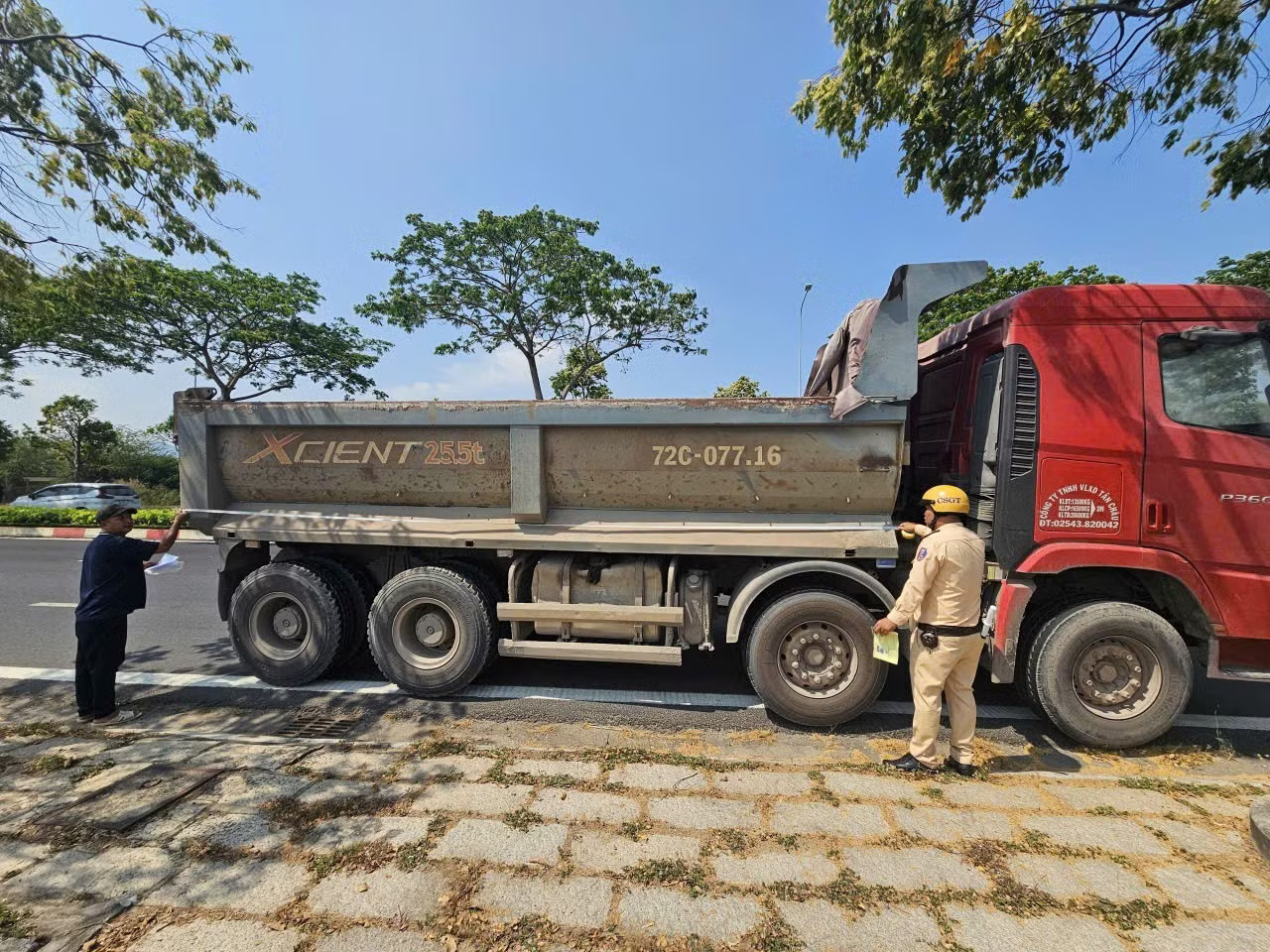 Công an TPHCM kiểm tra phương tiện xe tải nặng trên đường. TPHCM tổng rà soát hơn 6.400 xe tải tự đổ, siết chặt vi phạm quá tải - Ảnh 1.
