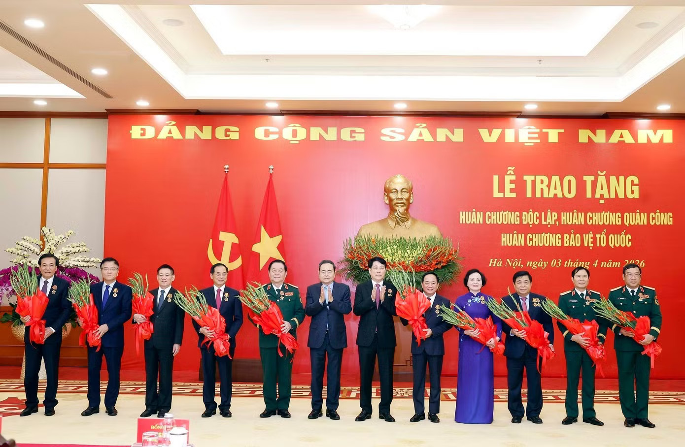 Chủ tịch nước Lương Cường, Thủ tướng Phạm Minh Chính, Bộ trưởng Phan Văn Giang nhận Huân chương cao quý - Ảnh 2.