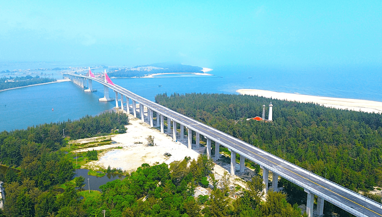 Chỉ 1 tháng nữa, cây cầu vượt biển dài nhất miền Trung chính thức thông xe, kết thúc hơn 100 năm di chuyển bằng đò của người dân đôi bờ- Ảnh 1.