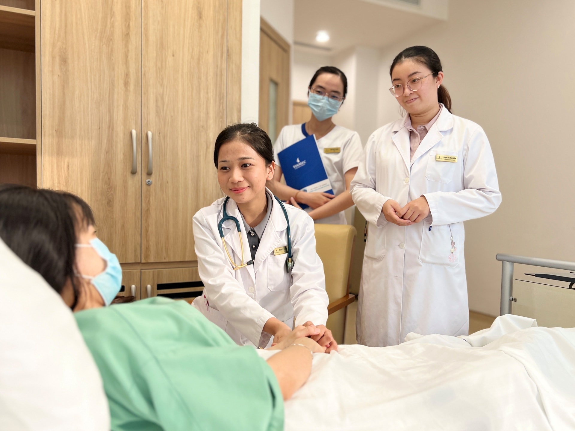 Bác sĩ Giang cùng đội ngũ chăm sóc g iảm nhẹ trò chuyện, động viên người bệnh.