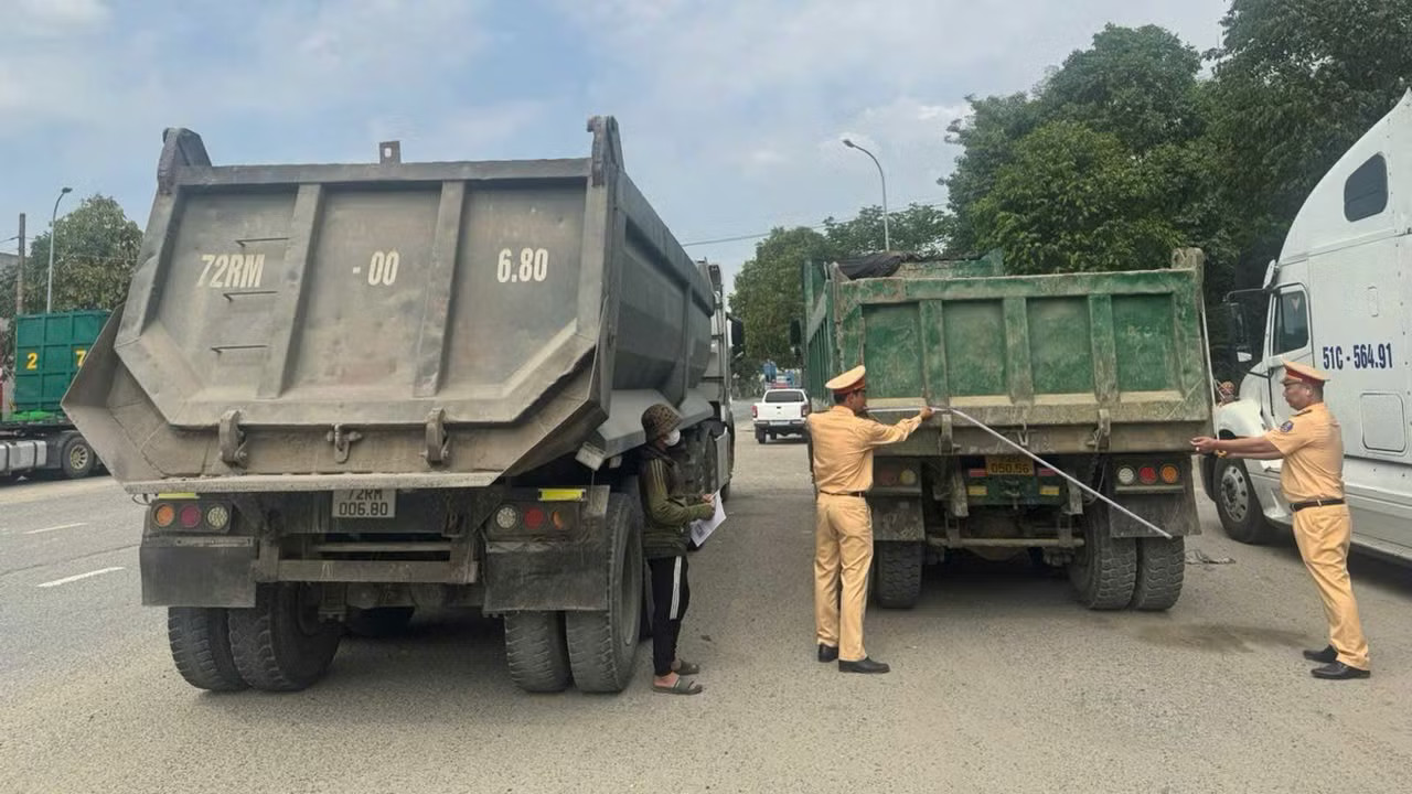 TPHCM tổng rà soát hơn 6.400 xe tải tự đổ, siết chặt vi phạm quá tải - Ảnh 3.